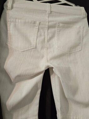 8P  Focus 2000 White Stretchy Capri Pants